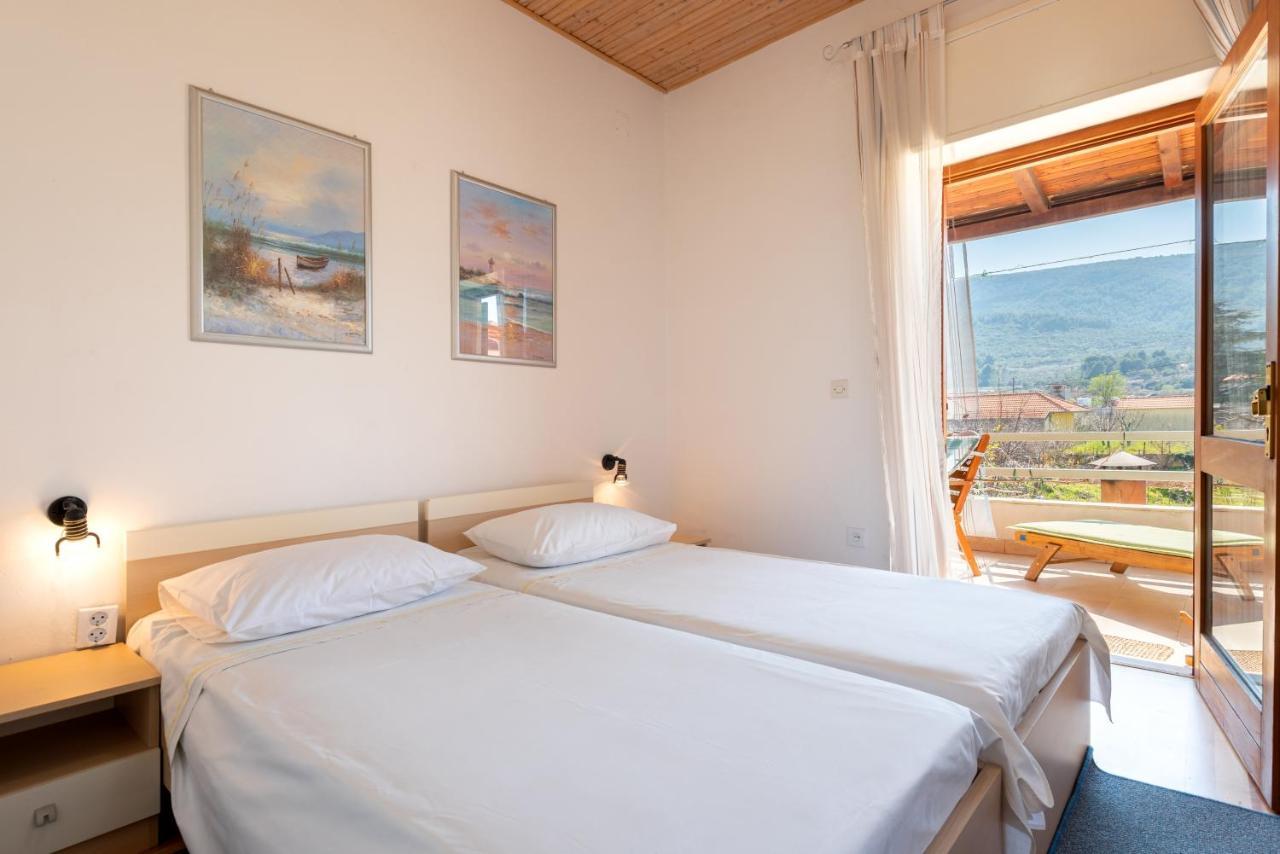 Apartments By The Sea Jelsa, Hvar - 11319 Jelsa  Buitenkant foto